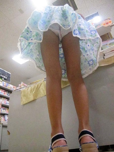 【素人パンチラ逆さ撮り盗撮エロ画像】エロいパンツ履いてると興奮するよなｗｗｗｗｗ 30