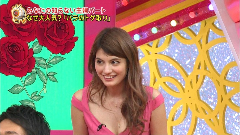 アイドルがバイクエクササイズで胸チラしてるエロ画像など 22