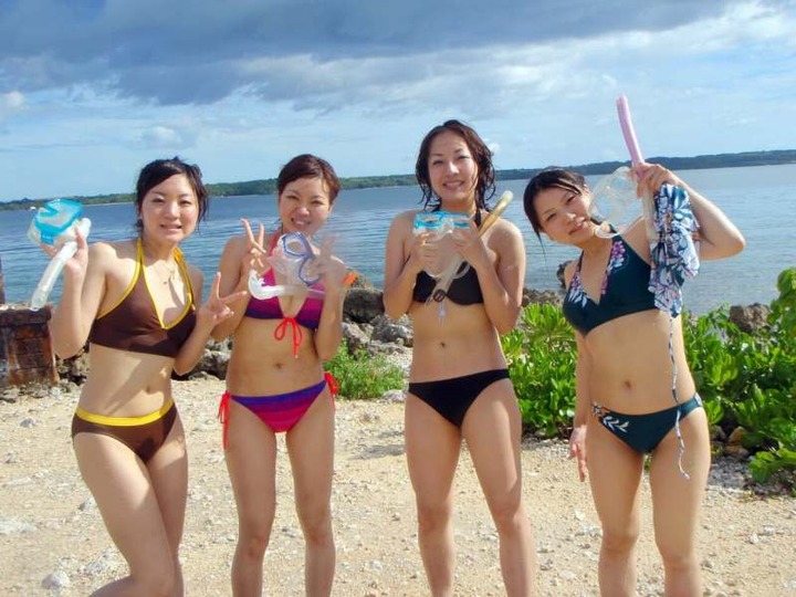 海ではしゃいでる素人のエロ水着画像80枚 26