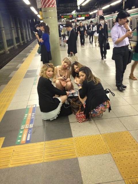 【見落とし厳禁】素人さんの記念写メではだいたいパンチラしてるぞｗｗｗｗｗｗ（画像あり） 19