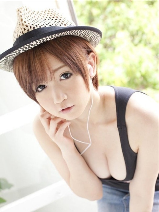 ミュージシャンからAV女優になった水菜ユイが手マンで潮吹いてるエロ画像 12