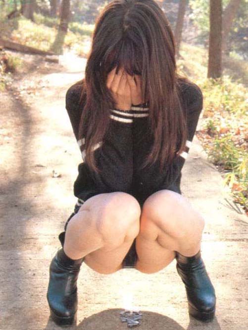 野外で放尿・おしっこしてるお姉さんのエロ画像 20