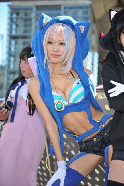 パンツ見えそうな素人コスプレイヤーのエロ画像 14