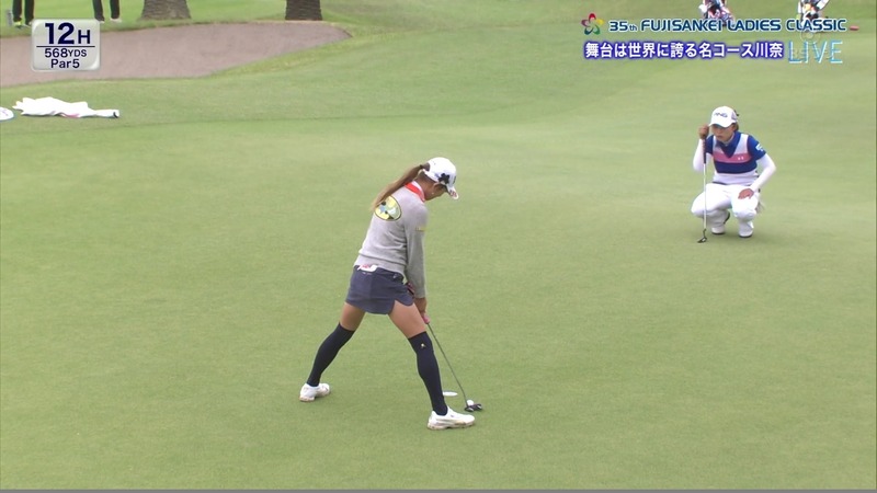 しゃがみパンチラしてる女子プロゴルフ 27