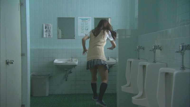 西内まりやがJK制服姿でアソコ抑えてるエロ画像 7