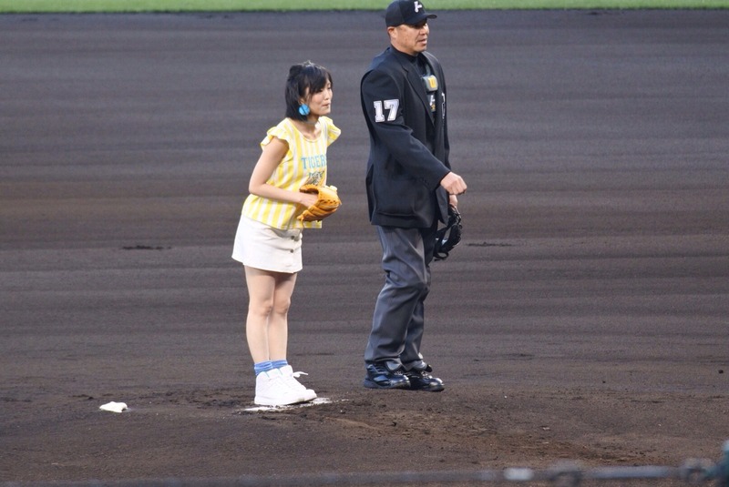 NMB48さや姉が始球式で足を上げてパンチラ　画像 8