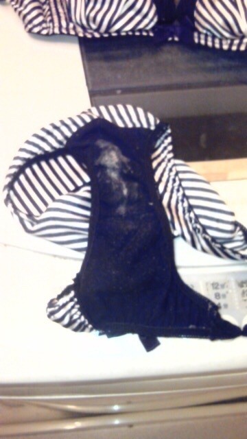 洗濯機の中にある素人のシミ付きパンツってエロいよね 13