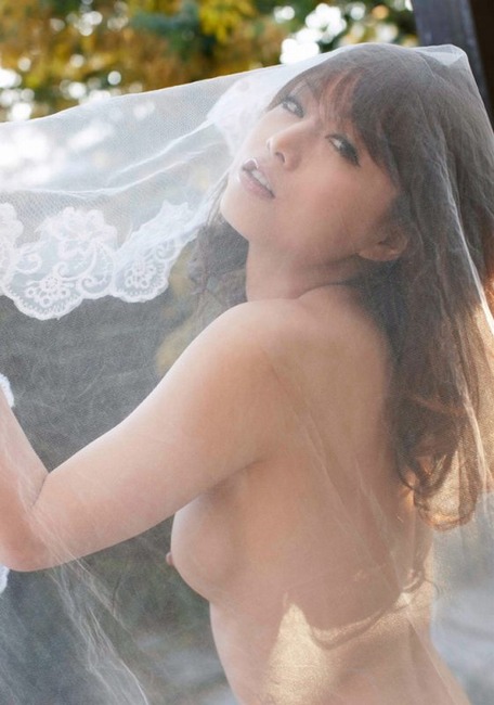 吉沢明歩（30）AV女優のしゃがみパンチラがエロい画像など。 28