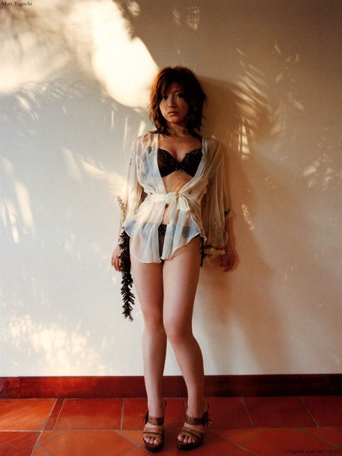 矢口真里の胸の谷間がエロい画像 10
