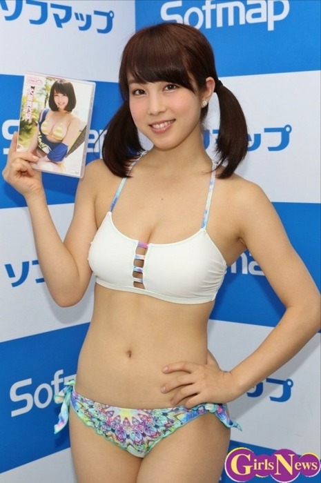 犬童美乃梨　巨乳グラビアアイドルがソフマップデビュー 1