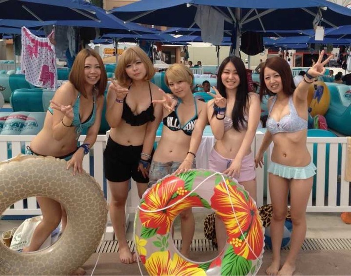 海ではしゃいでる素人のエロ水着画像 30