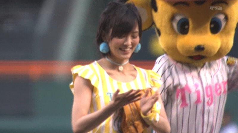 NMB48さや姉が始球式で足を上げてパンチラ　画像 6