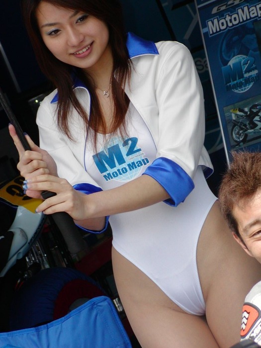 ハイレグでマンスジ見えてるレースクイーンのエロ画像 14