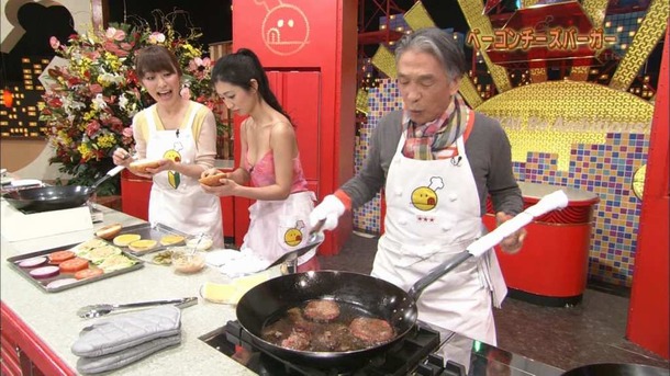 壇蜜がTVで胸の谷間見せながら料理してるエロ画像30枚 12