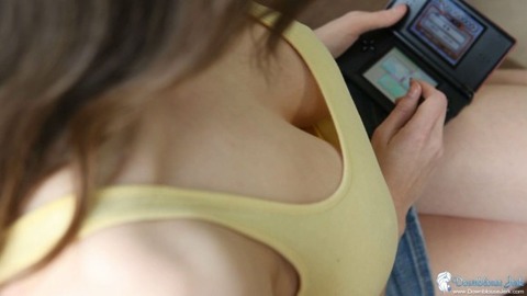【ロシア人胸チラエロ画像】素人なのに巨乳率高すぎてクッソエロいｗｗｗｗｗ 22