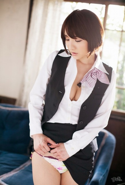 尾崎ナナのOLスーツコスプレがエロい画像70枚 14