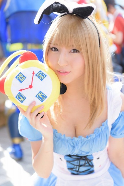 パンツ見えそうな素人コスプレイヤーのエロ画像 1