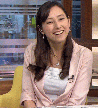 加藤シルビアのドレスからはみ出るおっぱい画像 2