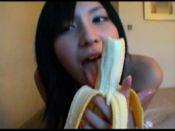 バナナを食べてフェラしてるようにみえる仲村みうのエロ画像 2