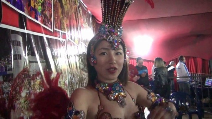ハロプロエッグの吉川友がブラジルサンバを踊ってるエロ画像 1