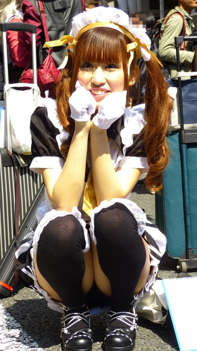 パンチラしてる素人コスプレイヤーのエロ画像 31