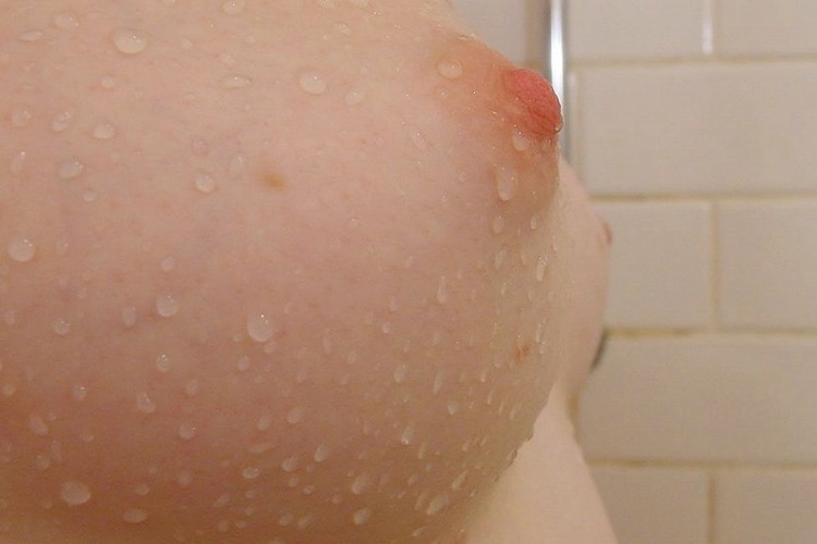 乳首をしゃぶりたくなる美乳おっぱいな女の子のエロ画像 8