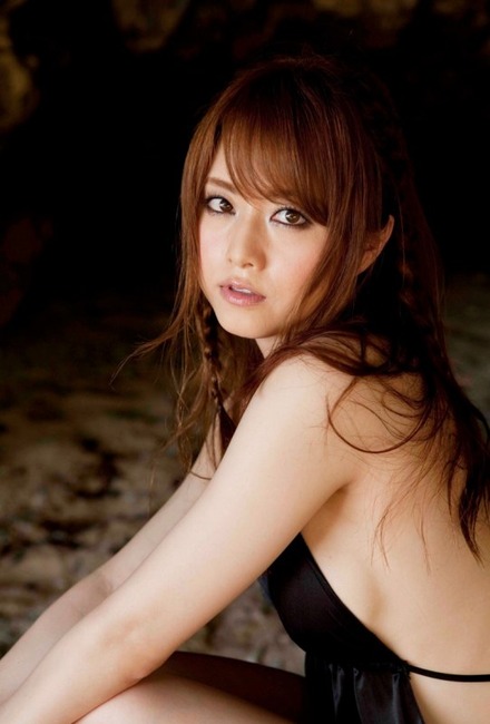 吉沢明歩（30）AV女優のしゃがみパンチラがエロい画像など。 51