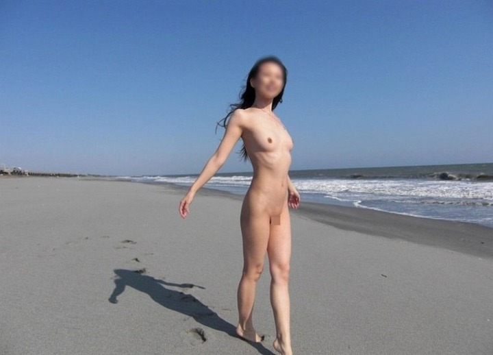 海や船の上で野外露出する素人のエロ画像 14