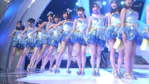 AKB48がLIVE中にパンチラしてるエロキャプ画像30枚 12