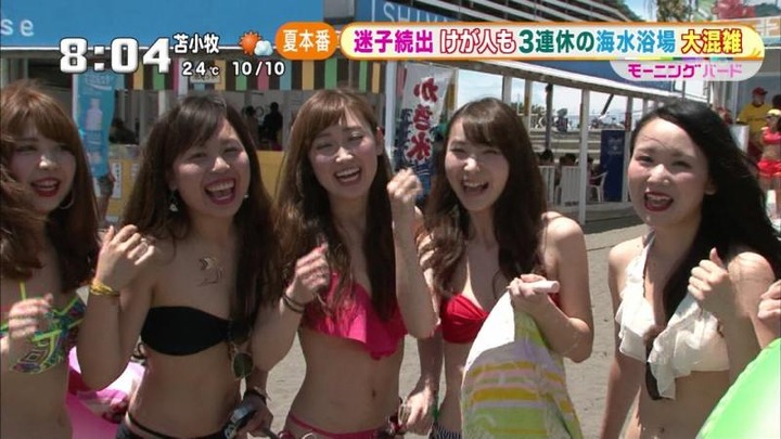 都心で素人水着ギャルが踊ってるエロ画像 10