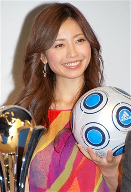 片瀬那奈が何もしなくてもやらしいのでキスしたくなるエロ画像 17