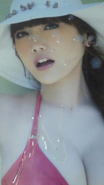 アイドルの写真集にぶっかけてるエロフェチ画像30枚 30