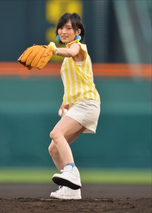 NMB48さや姉が始球式で足を上げてパンチラ　画像 17