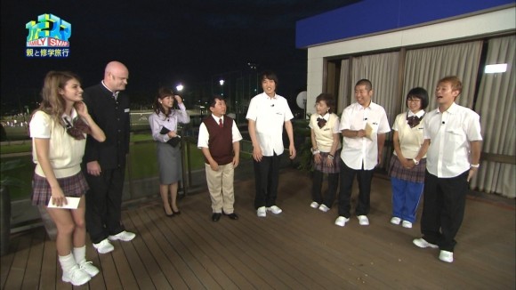 マギーがミニスカJKのコスプレでボウリング、パンツ見えそう 23