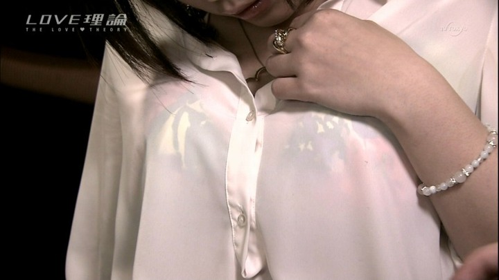 紗倉まなが胸の谷間見せてくれてるエロ画像 8