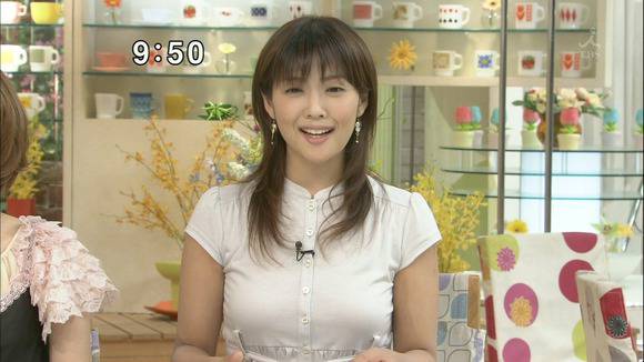 人気女子アナのパンチラや胸チラがエロいお宝エロキャプ画像50枚 20