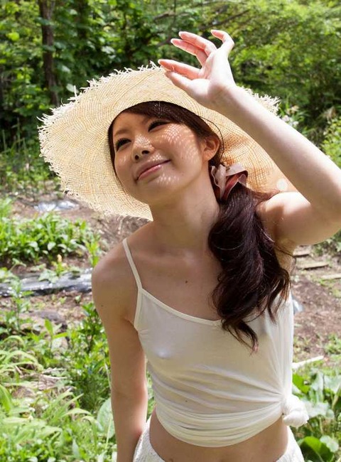 乳首が透けて見える女の子のエロ画像 20