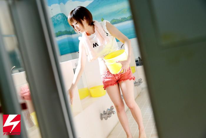 下町の銭湯で番頭をしている女の子がかわいくてタオル一枚でナンパ 2