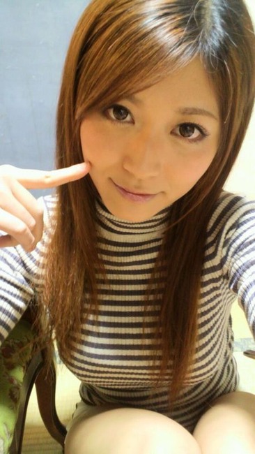 胸の膨らみがすごいお姉さんの自撮りエロ写メ・画像 28