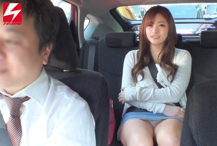 運賃をただにする代わりに素人のパンチラやオナニーを見せてもらってるタクシー運転手 1