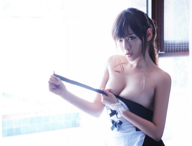 自分で服をめくり上げてブラやおっぱい見せてる女の子のエロ画像25枚 4