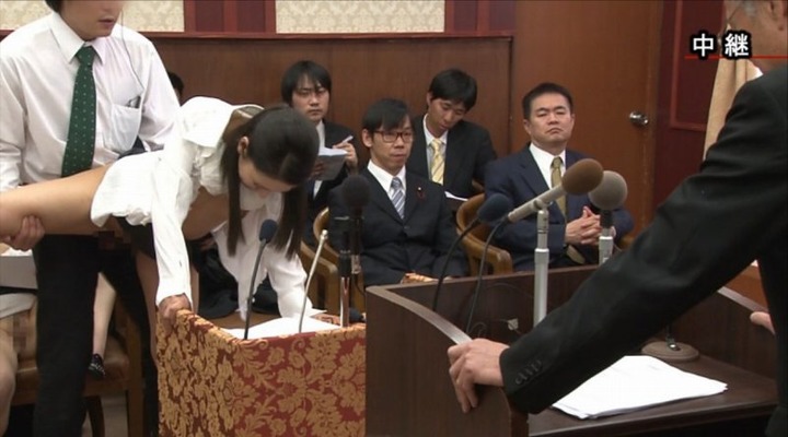 国会中継中に女性議員を犯してるエロ画像 21