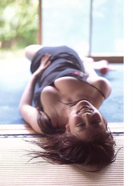 三津谷葉子　女優の巨乳おっぱいがエロいセミヌード画像 12