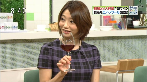 眞鍋かをりの胸の谷間や黒パンストがエロいキャプ画像30枚 25