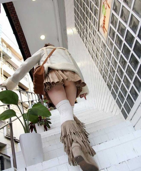 階段でパンチラしてる女の子のエロ画像 13