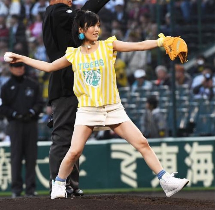 NMB48さや姉が始球式で足を上げてパンチラ　画像 21