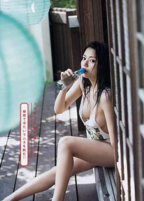 小間千代が股を開いてマンスジ見えそう 21