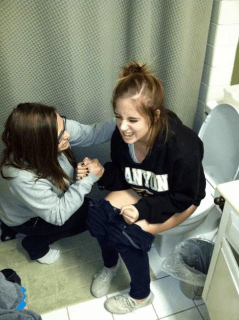 トイレでおふざけ・悪ふざけエロ写メ撮るのは万国共通らしいわｗｗｗｗｗ（画像あり） 15