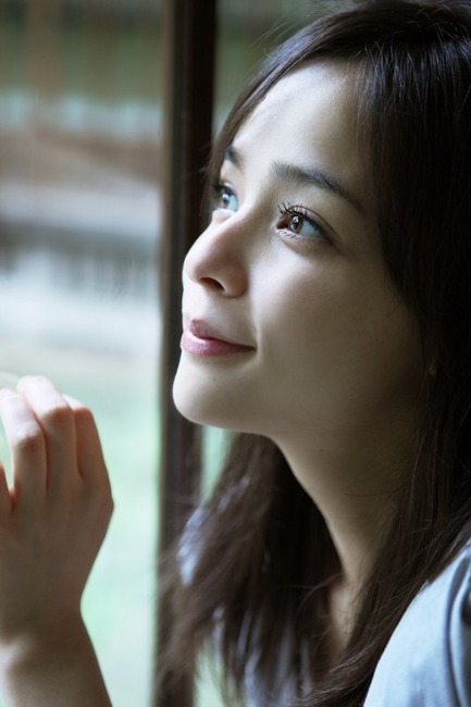 唇が厚くてみずみずしい女の子のエロ画像40枚 33