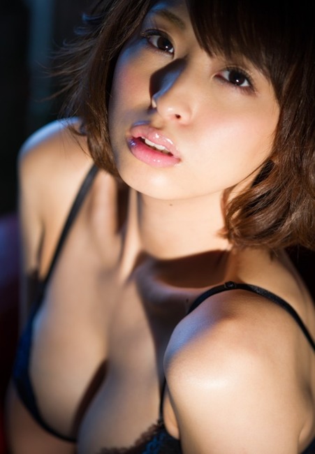 巨乳美女が胸の谷間見せて誘ってるエロ画像30枚 10
